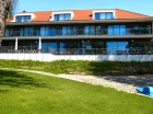 To nowoczesny hotel, położony nad jeziorem Święcajty