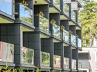 Apartamenty mieszczą się w budynku z balkonami