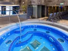 W strefie wellness jest także jacuzzi oraz sporo leżaków do relaksu