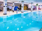 Malowniczo położony Hotel z  dużym basenem, brodzikiem i jacuzzi