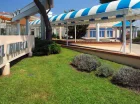 Hotel umiejscowiony jest w zacisznej okolicy nieopodal plaży