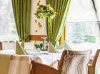 W hotelu mieszczą się dwie sale restauracjne
