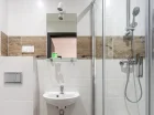 Każdy pokój posiada nowoczesną łazienkę z kabiną prysznicową