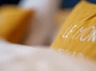 W pokoju jest też zestaw do parzenia kawy i herbaty