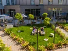 Latem można zrelaksować się na hotelowym tarasie z ogródkiem