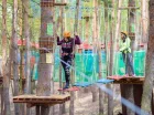 Dzieciom dużo radości sprawia park linowy Jachranka