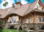 Tradycyjna architektura willi wpisuje się w lokalny klimat okolicy
