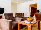 Apartament ma osobną sypialnię i salon z aneksem