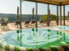 Obok basenu znajduje się jacuzzi i bezpieczny brodzik dla dzieci
