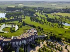 Hotel mieści się w malowniczej i spokojnej okolicy przy polu golfowym