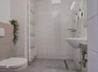 W każdej łazience jest prysznic albo wanna oraz suszarka do włosów