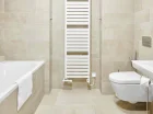 Łazienki są minimalistyczne, ale czyste i nowoczesne