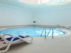 W hotelu jest także wewnętrzny basen oraz jacuzzi