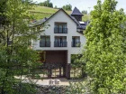 To hotel pod lasem, u stóp góry i nad górskim potokiem