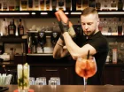W hotelowym lobby są podawane m.in. kolorowe drinki