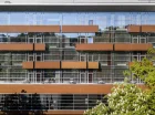 Nowa część hotelu jest wykonana ze szkła i oferuje widoki na park i rzekę