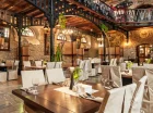 Restauracja główna hotelu znajduje się w zabytkowym budynku Stajni Platera