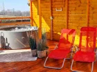 Domek sferyczny nr 21 posiada dwa tarasy - na jednym intymne jacuzzi