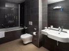Łazienka z wanną w pokoju 2+1 superior balkon sea view