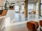Jezioro można podziwiać już z lobby