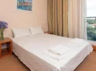 Pokoje są wyposażone w TV, WiFi, minibar, sejf, klimatyzację i czajnik