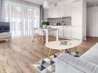 Apartament comfort ma sypialnię z łóżkiem kontynentalnym i sofę w salonie