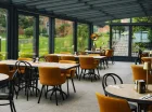 Część restauracyjnych stolików znajduje się na przyjemnym, zadaszonym tarasie