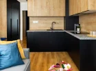 W każdym apartamencie jest kompleksowo wyposażony aneks kuchenny