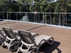 Obok jacuzzi jest tam taras słoneczny z leżakami