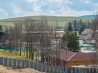 Hotel bezpośrednio sąsiaduje z kąpieliskiem termalnym