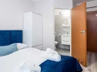 Pokoje są wyposażone w kameralne łazienki