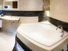 W łazience apartamentu jest także wanna