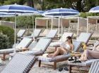 Plaża bezpośrednio przy hotelu, z wygodnymi leżakami i parasolami