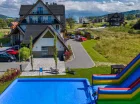 W lecie hotel oferuje dmuchańce dla dzieci