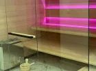 Przeszklona sauna znajduje się w kameralnej strefie wellness