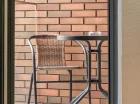 Pokój superior ma własny balkonik