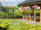 Hotel otacza przestronny ogród z atrakcjami, m.in. chatą grillową, placem zabaw