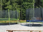 Są także trampoliny na świeżym powietrzu i kącik zabaw w hotelu
