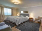 Apartament Ogrodnika 2+2 składa się z sypialni i pokoju dziennego