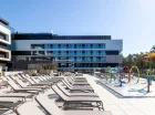 Gdy dzieci się chlapią, rodzice mogą wypoczywać na leżakach