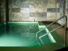 Po relaksie w saunie można wejść do basenu z hydromasażem lub odpocząć na leżaku