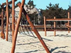Urządzenia na placu zabaw wykonano z naturalnych materiałów