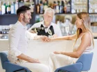 LifeClass Hotel Riviera ma odnowiony bar, oferujący orzeźwiające napoje