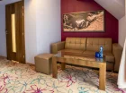 Na dole jest pokój dzienny z rozkładaną sofą i wyjściem na balkon