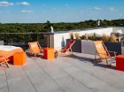 Można tu odpocząć na leżakach z ulubionym napojem