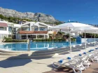 Hotel znajduje się między Adriatykiem i masywem górskim Biokovo