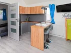 Jest tu 1 sypialnia z 2 pojedynczymi łóżkami + sofa w salonie