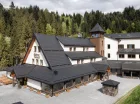 Hotel Żywiecki jest położony u stóp góry Jastrzębica, niedaleko Żywca