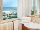 Łazienka pokoju z widokiem na morze