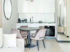 W każdym apartamencie jest pokój dzienny z aneksem kuchennym